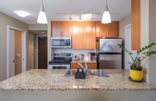 Crosstown Apartment | Modern Central Location with Pool, Sauna & Jacuzzi