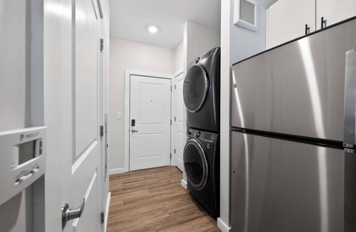 CUF Apartment | Modern Comfort Vibes with Desk, Balcony & Near UC