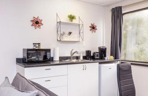 Centretown West Apartment | Modern Condo - Chinatown Close to Little Italy