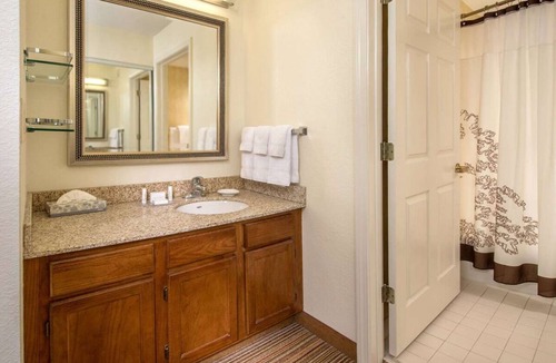 Charleston Hotel | Modern Convenience Meets Comfort in Charleston! Pool, Pets are Allowed Here