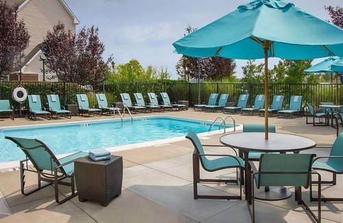 Charleston Hotel | Modern Convenience Meets Comfort in Charleston! Pool, Pets are Allowed Here