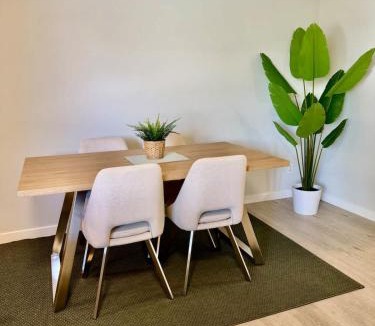Rosscarrock House | Modern Cozy 2 BR Retreat Near DT & CTrain