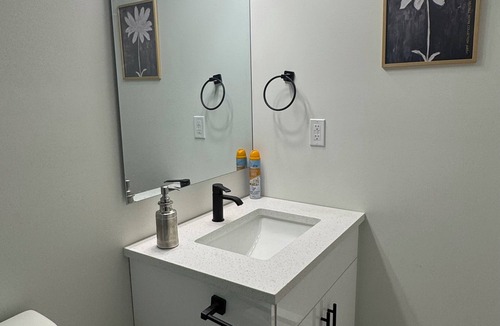 Regina Apartment | Modern Cozy Suite | Smart TV | Washer & Dryer