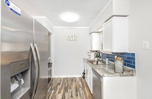 Maple Heights House | MODERN FAMILY & PET FRIENDLY 3BR/2BA ENTERTAINMENT HOME