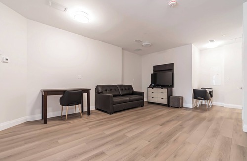 Dean Park Apartment | Modern Fully Furnished 3 Bedroom Apartment Unit 3