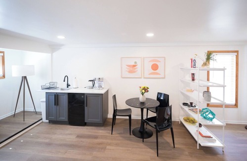Bryant Pattengill East Apartment | Modern home in the oaks
