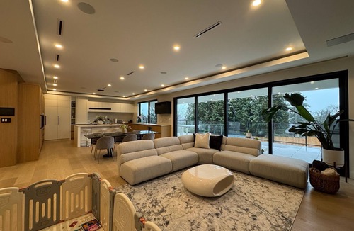 Lynn Valley House | Modern Home with Pool - MAJOR INTERNATIONAL SPORTING EVENT Vancouver