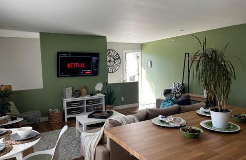 Maple Ridge Bed & Breakfast | Modern Maple Flat
