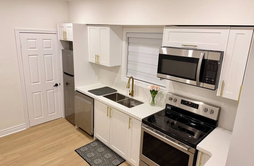 Niagara Falls House | Modern Niagara Home | 1 Bedroom, 1 Bath, Kitchen & Free Parking