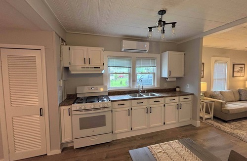 Town of Sullivan House | Modern Onieda Lake Cottage - 2 Queen beds w/Lake access