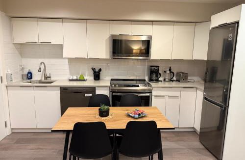 Lower Lonsdale Apartment | Modern Private 1 Bedroom Suite - Assigned Parking and Patio