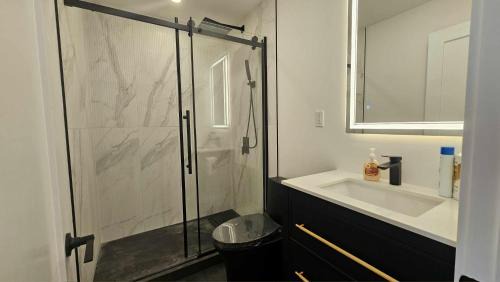Bathurst Manor Apartment | Modern & private apartement near Roger Stadium