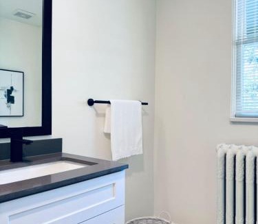 West Side House | Modern Queen Room Private Ensuite Vancouver West