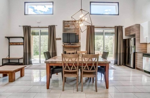 Cheneville House | Modern Riverfront Spa firepit 8 min Lac Simon