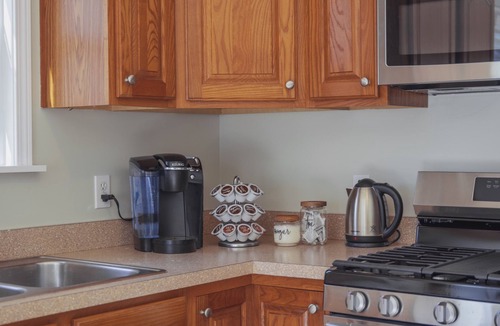 Erie House | Modern Spacious Home- 4BR, quiet, center of Erie!