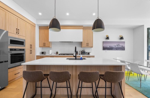 Banff Trail House | Modern Spacious Home Near University, Stadium & Hospital + A/C