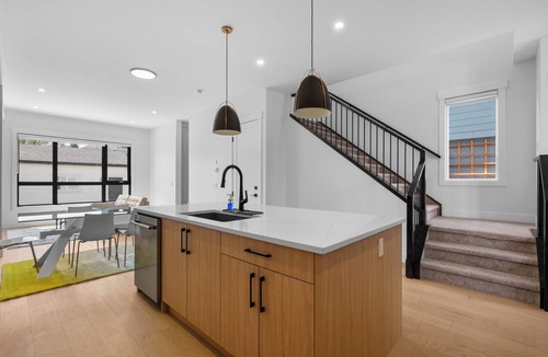 Banff Trail House | Modern Spacious Home Near University, Stadium & Hospital + A/C