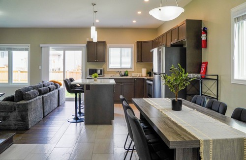 Niagara Falls House | Modern Spacious Home Near Niagara Falls | Free Parking + Fast WiFi