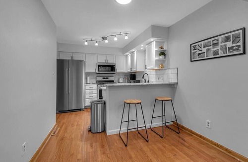 Willert Park Apartment | Modern Trendy Downtown