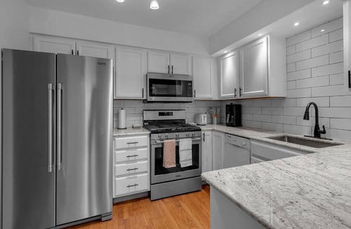 Willert Park Apartment | Modern Trendy Downtown