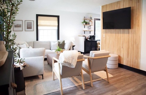 George Haywood's Lakefront House | Modern Wine Country Getaway for 7 + Hot Tub
