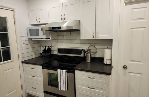 Cote-Des-Neiges—Notre-Dame-De-Grace Apartment | Montreal Rental 4 BRs/2.5 Bathrooms + Parking