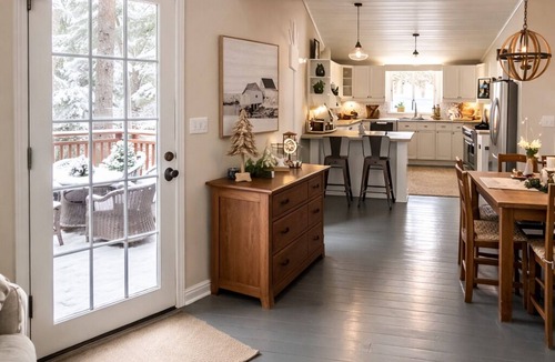 Muskoka Lakes Cottage | Moon River Cottage in Bala | BBQ, Canoes & Kayaks