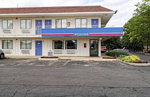 Amherst Hotel | Motel 6-Amherst, OH - Cleveland West - Lorain