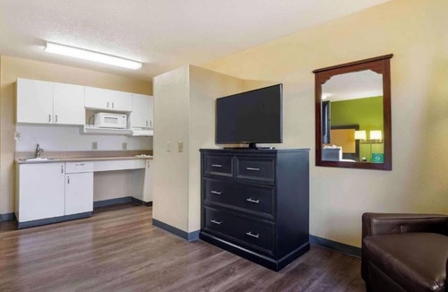 Rochester Hotel | Motel 6 Suites Rochester Henrietta, NY