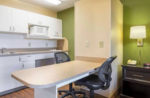 Rochester Hotel | Motel 6 Suites Rochester Henrietta, NY