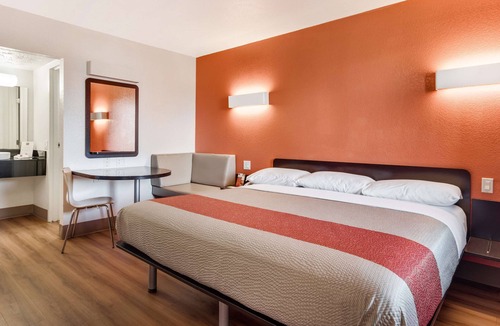 Youngstown Hotel | Motel 6 Youngstown, OH