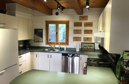 Lac-Superieur Ski Chalet | Mountain cottage and river near the Mont Tremblant North Slope