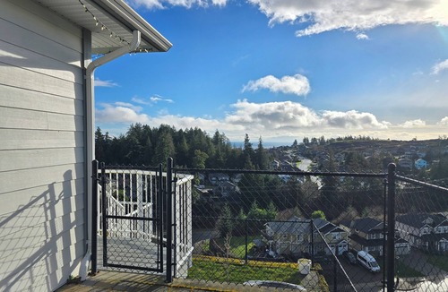 Victoria Apartment | Mountain House: An apartment with a gorgeous ocean view on Triangle Mountain.
