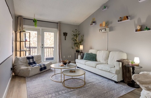 Ranchlands Condo | Movies|Projector+GameRoom|Sleeps 6|Free Parking