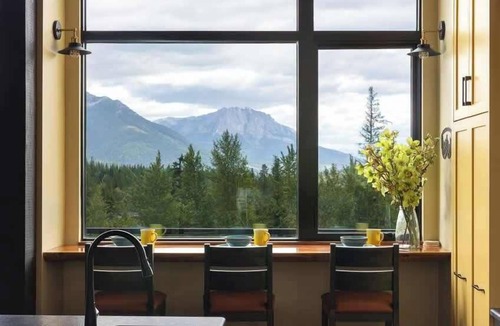 East Kootenay Ski Chalet | Mtn Spa Retreat | Sauna + Cold Plunge I Ski In/Out