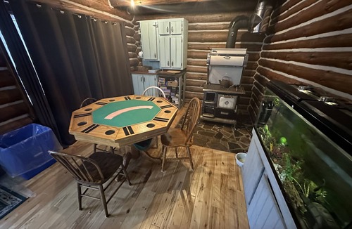 Novar Cottage | Muskoka Cabin No cleaning fee Pool Table Hot Tub Dogs Close to Lakes