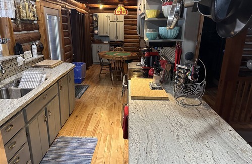Novar Cottage | Muskoka Cabin No cleaning fee Pool Table Hot Tub Dogs Close to Lakes