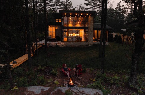 Gravenhurst Cottage | Muskoka Luxury Hot tub, Waterfront, Pet Friendly