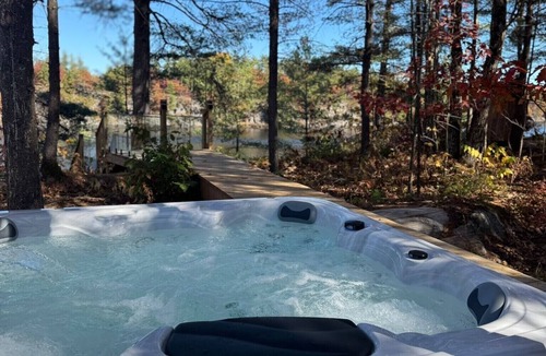 Gravenhurst Cottage | Muskoka Luxury Hot tub, Waterfront, Pet Friendly
