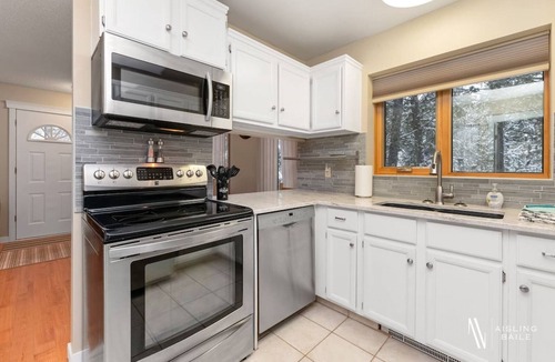 Radium Hot Springs Condo | Nature`s Serenity | Golfer`s Dream | Peaceful