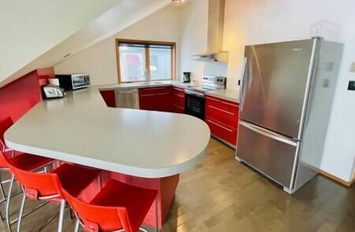 East Kootenay Apartment | Near Brewery/4 Bedrooms/2 Bathrooms/Stylish