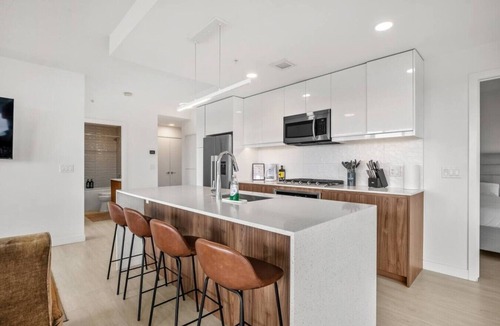 Kensington Apartment | NEW | 2BR | Mins to Saddledome | UG Parking | AC
