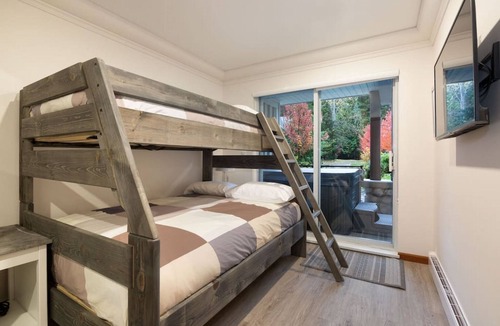 Village North Villa | NEW! 2BR Townhouse: Private HotTub, Free Parking