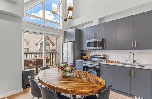 Canmore Villa | New 3BR w/Mountain Views Near DT/Hot Tub & Pool
