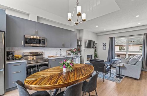 Canmore Villa | New 3BR w/Mountain Views Near DT/Hot Tub & Pool