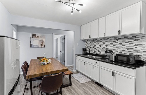 Ecorse House | NEW-5BD/Spacious Home w/Wi-Fi, Pool-Table, & more!