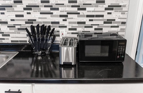 Ecorse House | NEW-5BD/Spacious Home w/Wi-Fi, Pool-Table, & more!