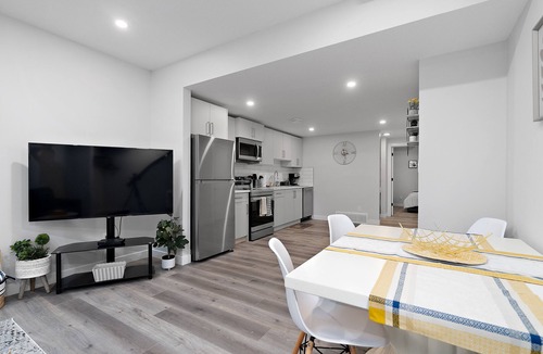 Northwest Edmonton Apartment | NEW BUILD Centrally Located Modern Suite - Wifi & Optik TV
