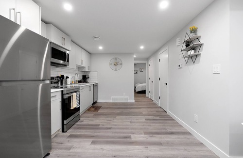 Northwest Edmonton Apartment | NEW BUILD Centrally Located Modern Suite - Wifi & Optik TV