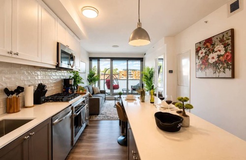 Kensington Apartment | New Central Kensington Condo King Bed AC | Parking